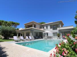 Charming Exceptional Golf Villa in Algarve，位于法鲁的酒店