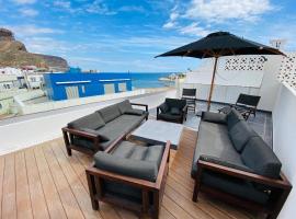 luxury penthouse with ocean and beach views in Puerto de Mogan，位于莫甘海滩的酒店