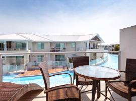 Pacific Blue 245-265 Sandy Point Rd - Dual Key Access, air conditioned unit with resort facilities and linen supplied，位于萨拉曼德湾的酒店