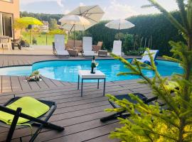 Charming Villa with Private Swimmingpool，位于Attalens的酒店