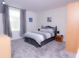 Entire House - 2 Bedroom - 3 Bed - Free wifi - TV，位于Clayton le Moors的度假短租房
