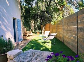 Gîte La Quille - Maison de hameau en Provence pour 4 personnes avec jardin privatif，位于勒皮伊圣雷帕拉德的酒店