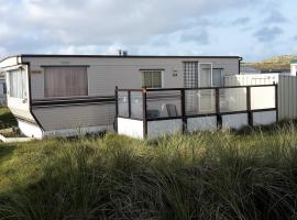 AMELAND-Nes-Duinoord: Stacaravan (chalet) + fietsen direct aan zee!，位于内斯的酒店