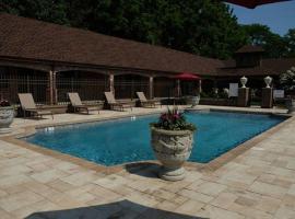 恰勒特宾馆及套房，位于Centerport的酒店