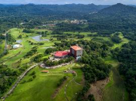 Summit Rainforest Golf Resort & All Inclusive，位于Paraíso的高尔夫酒店