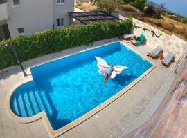 Villa Amorena - Adults Only，位于波尔的带泳池的酒店