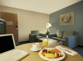 Fiesta Inn Express Hermosillo，位于埃莫西约的带停车场的酒店