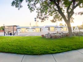 Blue Sage Inn & Suites，位于布兰丁的酒店