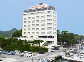 Oki Plaza Hotel，位于冲岛的带停车场的酒店