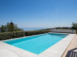 Effies Cozy Villa-Spectacular View and Playground，位于Roussospítion的酒店