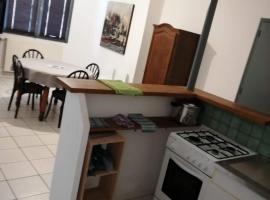 appartement simple entier avec cour pour 2 a 7 personnes，位于贡捷堡的酒店