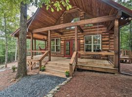 Peaceful Cabin on 3 Private Acres Deck and Fire Pit，位于布莱尔斯维尔的酒店