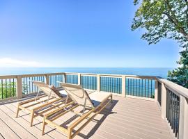 Modern Lake Michigan Home with 3 Lakefront Decks!，位于霍兰的酒店