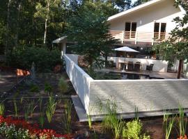 伟帕霍夫住宿加早餐旅馆，位于旧蒂尔瑙特的带泳池的酒店