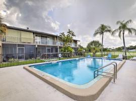 Condo with Pool Access Less Than 4 Miles to Siesta Key Beach，位于萨拉索塔的酒店