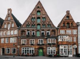 Hotel zum Heidkrug & Café Lil，位于吕讷堡Altstadt的酒店