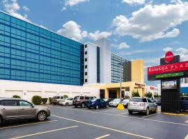 Ramada Plaza by Wyndham Virginia Beach Oceanfront，位于弗吉尼亚海滩Virginia Beach Boardwalk的酒店