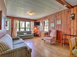 Dent Cabin on Star Lake with Dock, Deck, Dining，位于Dent的酒店