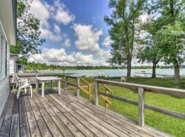 Lakefront Dent Cabin - Boat Rentals and Docks!，位于Dent的酒店