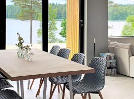 Modern Lakeside Retreat-By Traum，位于Håcksvik的酒店