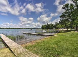 Lakefront Retreat with Boat Rentals, Beach and Bar，位于Dent的酒店