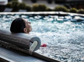 Vier Jahreszeiten Wellnessresort Achensee，位于毛拉赫的带泳池的酒店
