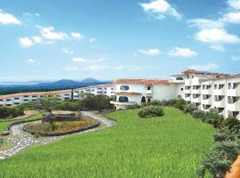 Club ES Jeju Resort，位于西归浦市绿茶迷路公园附近的酒店