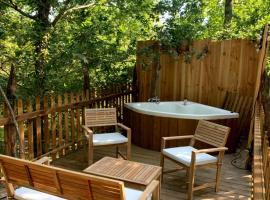 Magic Roof Top Bus with big bath in the tree forest!，位于米米藏的酒店