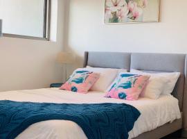 Beautiful Home close to Shopping Mall and Train Hornsby，位于霍恩斯比的酒店