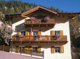 Chalet Decrestina，位于坎皮泰洛迪法萨的酒店