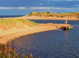 Alnmouth Coastal properties close to Beach with Parking，位于阿尔恩茅斯的酒店