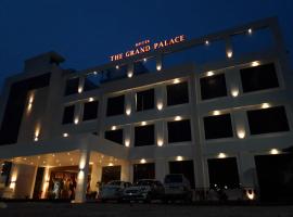 the grand palace，位于Sāgar的酒店