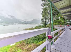 Waterfront House with Glacial Views - Near Downtown!，位于朱诺的酒店