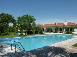 Inviting holiday home in Montemor o Novo with Pool，位于新蒙特莫尔的乡村别墅