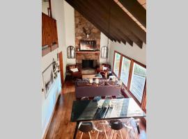 A Smoky Mountains Retreat - Chalet de Montagne，位于加特林堡的酒店