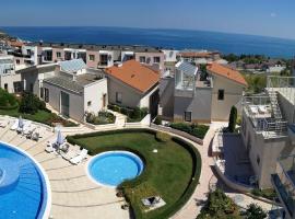 Wonderful family villa with sea view，位于比亚拉的酒店