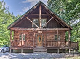 Sky Harbor Sevierville Cabin with Hot Tub and Deck!，位于鸽子谷的Spa酒店