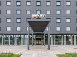 Park Inn by Radisson Vilnius Airport Hotel & Conference Centre，位于维尔纽斯的带停车场的酒店