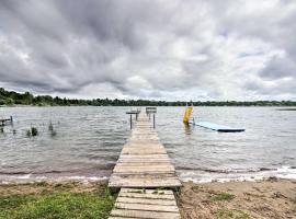 Lovely Lake Cabin Boat Rentals and On-Site Bar，位于Dent的酒店