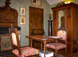 The Lady Maxwell Room at Buittle Castle，位于达尔比蒂的带按摩浴缸的酒店