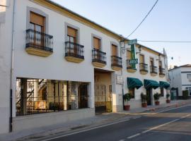 拉斯特雷斯霍塔斯旅舍，位于Alcaracejos的旅馆