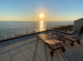 BOUTIQUE Rentals- ATTICO Luxury Design-Ocean views，位于波尔图的豪华酒店
