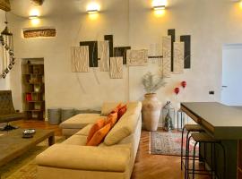 Kindness art apartment in historic center，位于阿罗纳的酒店