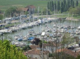 Grande maison charentaise avec vue sur le chenal superbes couchés de soleil sur l estuaire de la gironde!，位于Mortagne-sur-Gironde的酒店