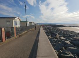 Park Home at Golden Sands Holiday Park N.Wales，位于拉尔的酒店