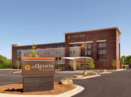 La Quinta Inn & Suites by Wyndham Braselton，位于布拉塞尔顿伊兰城堡酒庄附近的酒店