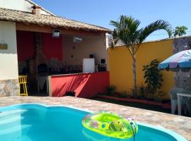 Casa com piscina，位于阿拉鲁阿马休闲岛主题公园附近的酒店