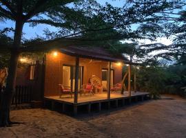 Natura luxury red house，位于Ouidah卡帕斯神圣森林（圣林）附近的酒店