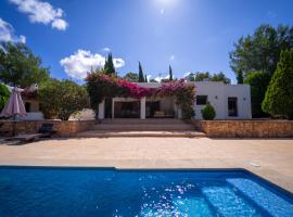 Villa Tegui is a luxury villa close to San Rafael and 10 min drive to Ibiza Town and San Antonio，位于伊维萨镇的豪华酒店