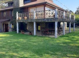 Kwezi Cottage at The Great Rift Valley Lodge & Golf Resort Naivasha，位于奈瓦沙的木屋